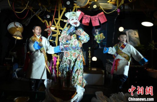 图为由少儿表演的藏戏在公开场合演出。资料图 赵朗 摄